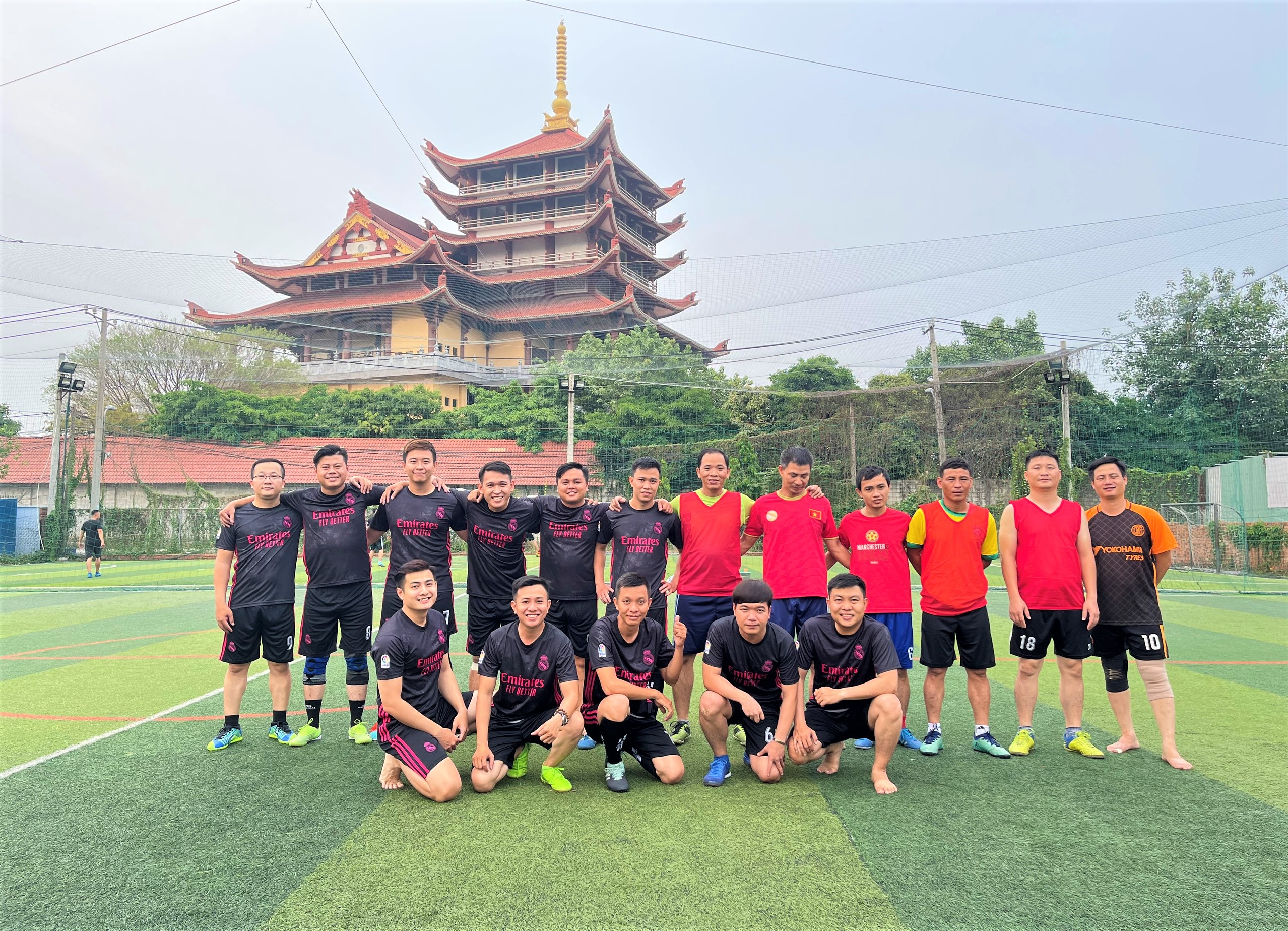 Giao lưu bóng đá sôi nổi tại HDTC Land