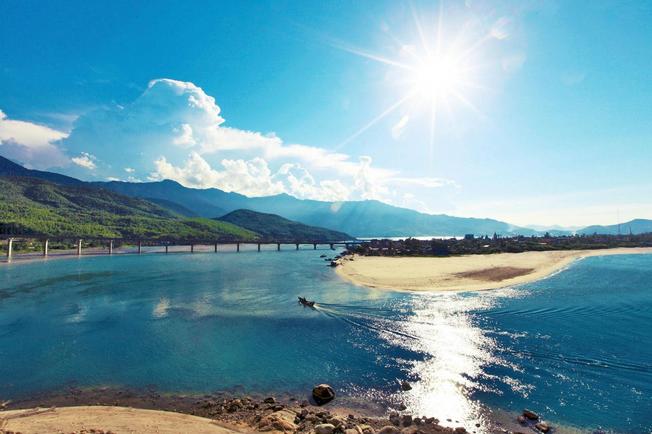 Lăng Cô – Vịnh biển dịu hiền giữa khung đèo Hải Vân